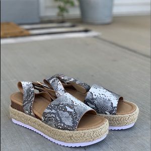 Brand New Women’s Platform Sandals Snake Print